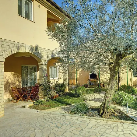Apartment Ideal For Families With Pets Pula
